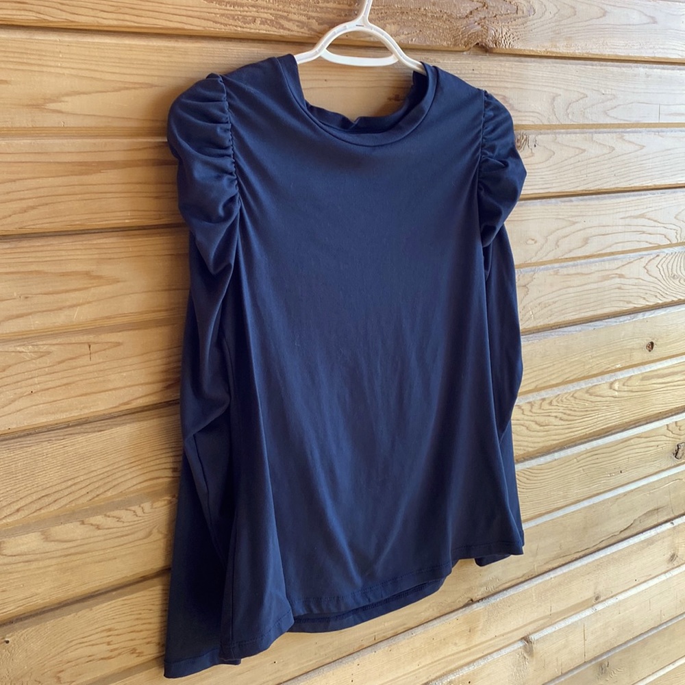 Bobeau top with gathered shoulders looks adorable on. Blue size medium.